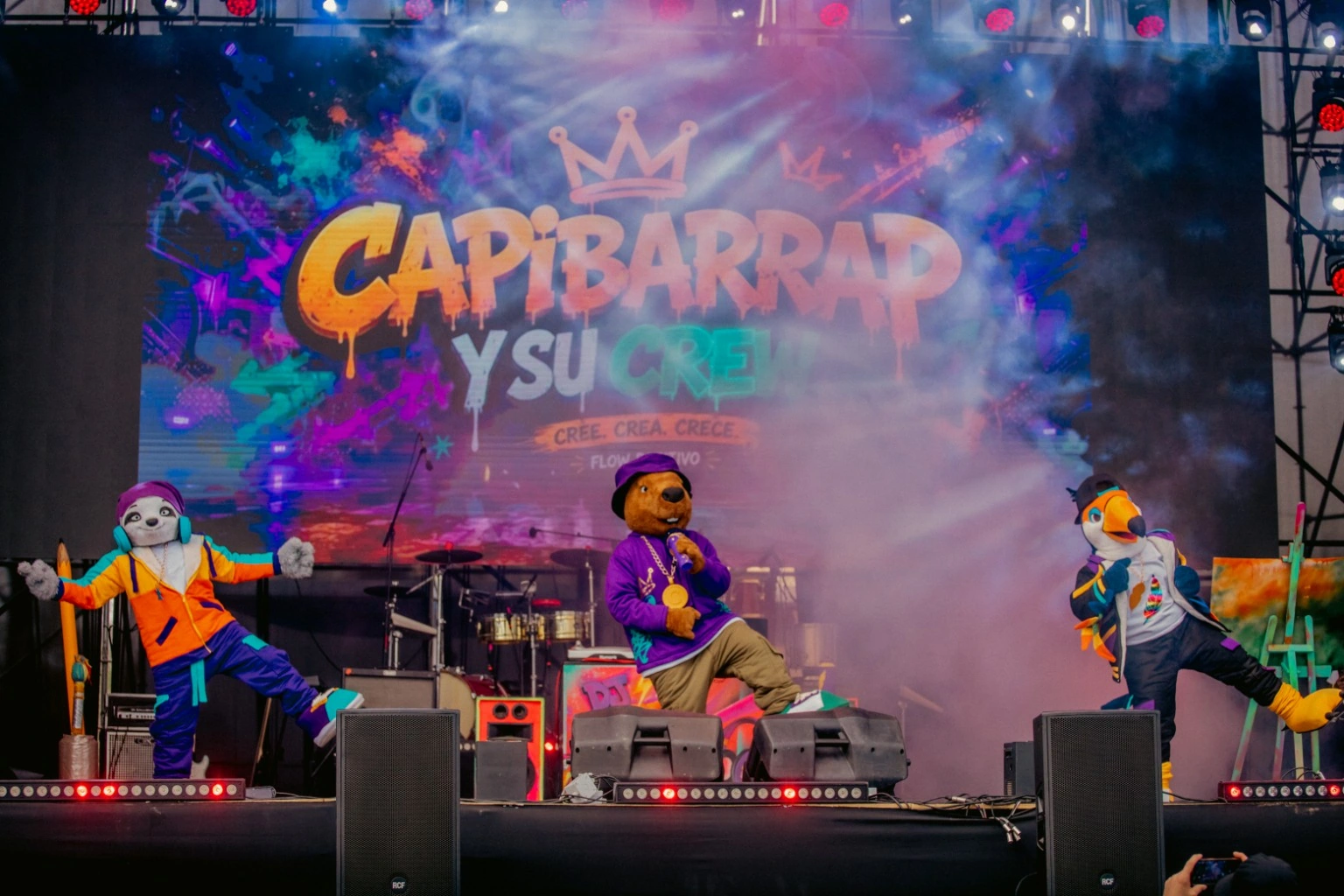 Capibarrap, DJ Pére Zoso y Tuca bailan juntos durante un show en vivo